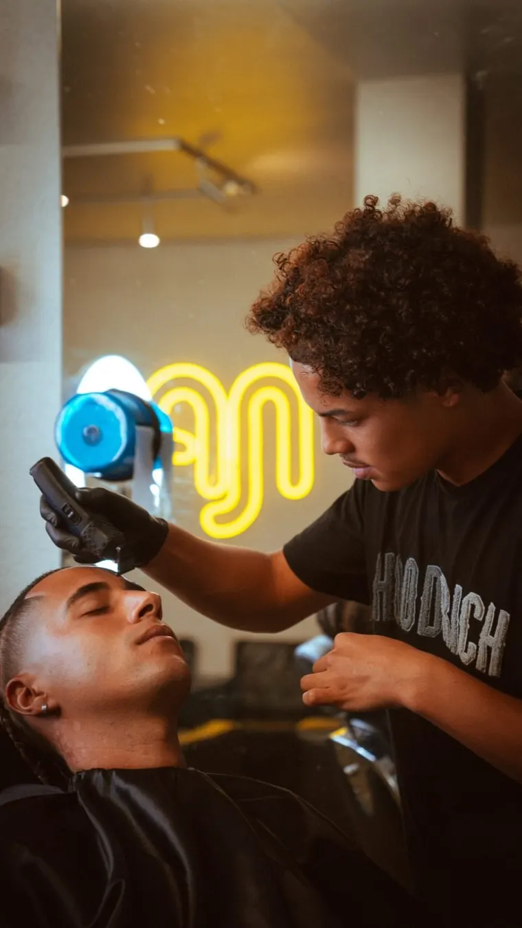 Barber au travail dans le salon NP BarberShop